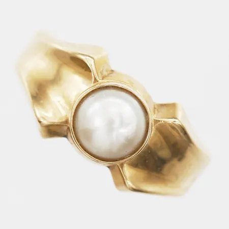 Ring med pärla stl 15½, bredd 3-8mm, Ceson Guldvaru Ab, Göteborg år 1962, gravyr, 18K Vikt: 2,3 g