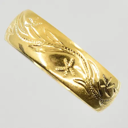 Ring med mönsterdekor stl:16¼, bredd 5mm, gravyr, 20K. Vikt: 4,8 g