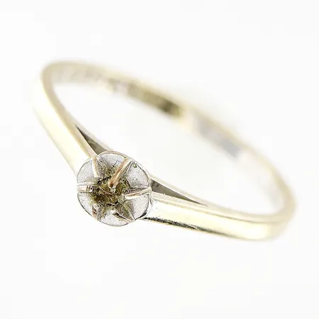 Ring stl: 16½, defekt, sten saknas, vitguld, 18K Vikt: 1,7 g