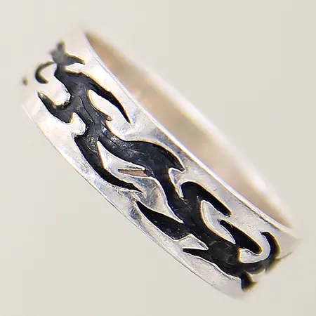 Ring med svart dekor Guldfynd stl:21 bredd 6,8mm silver 925/1000 Vikt: 4,9 g