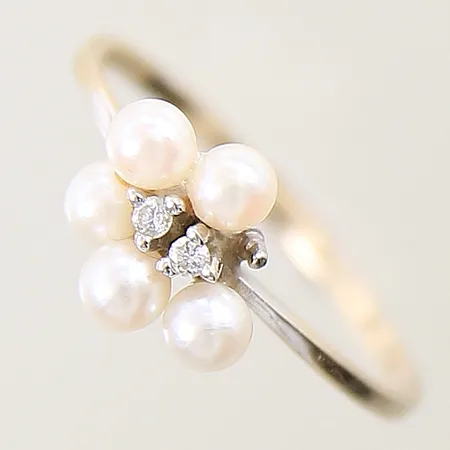 Ring med diamanter samt odlade pärlor 2x0,01ct stl: 15½ bredd 1,1mm, en pärla saknas 18K Vikt: 1,2 g