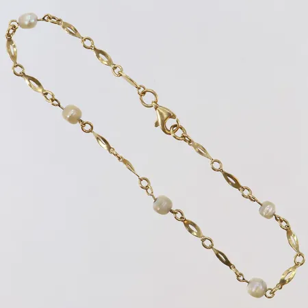 Armband med odlade pärlor längd 18,5cm bredd 2-3,8mm 18K.  Vikt: 2,6 g