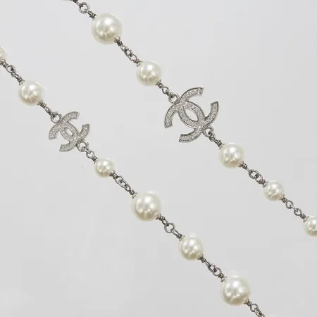Collier Chanel Logo CC, imitationspärlor, vita stenar, längd ca 106 cm, bredd 2-22mm, ref A36121-Y02005-Z2354, märkt A20, kvitto kopia från Chanel Stockholm 2020, inga tillbehör, nypris 19.950kr