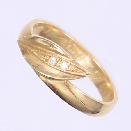 Ring med diamanter 2x ca 0,01ct stl:17¼, 3-3mm, gravyr, 18K Vikt: 3,4 g