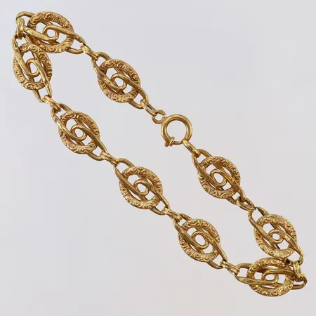 Armband med dekor längd 20cm bredd 10mm ihålig bucklig 18K.  Vikt: 6,1 g