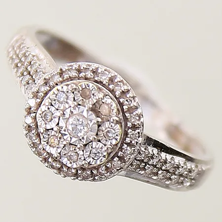 Ring med diamanter ca 47 x 0,005ct 1 x 0,02ct GHA stl:16½ bredd 2,2-9,4mm skev skena, limrester, vitguld, 18K Vikt: 2,3 g