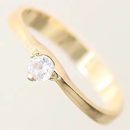 Ring med vit sten stl:17¼ bredd 2,8-4mm 14K Vikt: 2 g