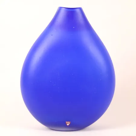 Vas Anne Nilsson för Orrefors Expo, glas, signerad, numrerad 4931-24100 och daterad 1996, höjd: 34cm. Skickas med postpaket.