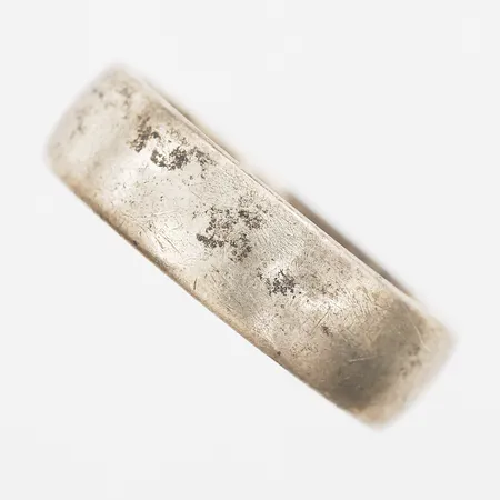 Ring stl 20¾, bredd 7mm, gravyr, slitage, sterling silver 925/1000 Vikt: 7,7 g