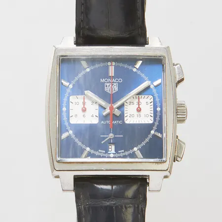 Herrur Tag Heuer Monaco stål automatisk Ø39mm, refnr CBL2111-0, serienr KENT WJ, CAL. Heuer 02, kronograf, datum, läderband viklås, öppen baksida, nagg på glas, manual, certifikat daterat 2020-01-14, box, ytterkartong Vikt: 0 g