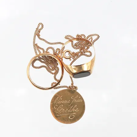 Trasigt och graverat guld,sten,18k. Vikt: 12,5 g