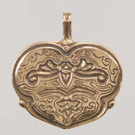 Hänge 32x30mm, efter hänge funnen bland Vårbyskatten, Ralf Ohlsson 1989, 18K 10,9g.