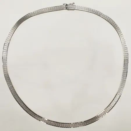 Collier med matterad dekor, längd 43cm, bredd 6,2mm, 835/1000 silver Vikt: 27,6 g