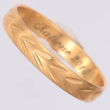 Ring stl:19¼, gravyr, 18K Vikt: 2,1 g