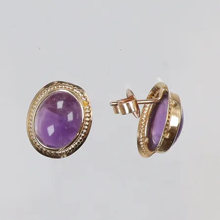 Ett par Örhängen med lila stenar troligen ametister 10x13mm stämplade OPI 18K Vikt: 2 g