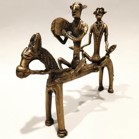 Skulptur, häst med två ryttare, längd 26cm, höjd 19cm, mässing. Skickas med paket.