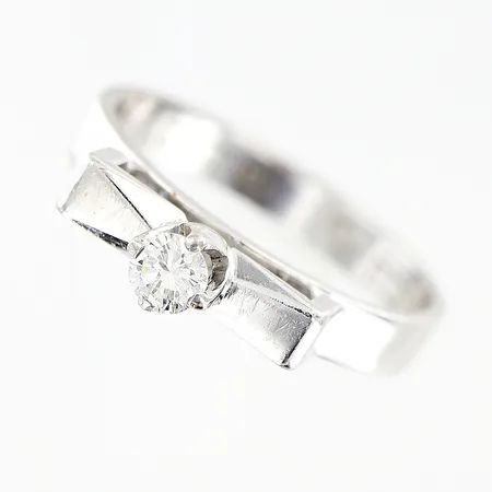Ring med diamant ca 0,15ct G:son Liedholm, stl:16¾, bredd 3mm, höjd från skenan, vitguld, 18K Vikt: 3,9 g