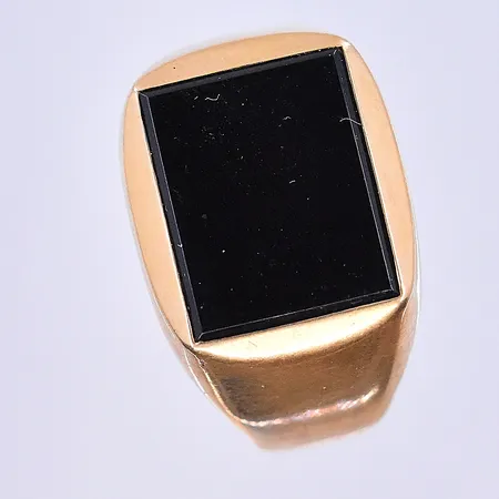 Klackring med Onyxplatta stl:20½, bredd 4-14 mm 18K. Vikt: 5,1 g