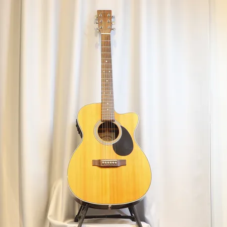 Akustisk gitarr Sigma, modell nr. OMRC 28-E, serie nr. 140512072, Fishman mickar, i mjukt fodral   Skickas med postpaket.