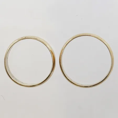 Två ringar, släta, gravyr, slitage, 8K guld. Vikt: 11,8 g