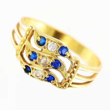 Ring blå och vita stenar stl: 19 bredd 3-10mm, skev skena, 21K.  Vikt: 3 g