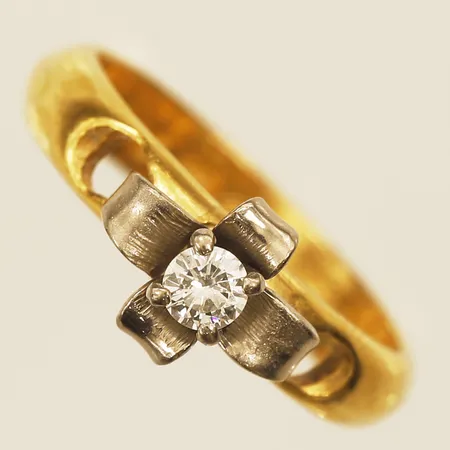 Ring med diamant 1xca0,16ct, stl 17, bredd 7,5mm, gravyr, 23K Vikt: 5,4 g