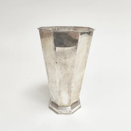 Vas, höjd 18,5cm, Ø 11,5cm, svenska stämplar, skev, 830/1000 silver Vikt: 410,2 g