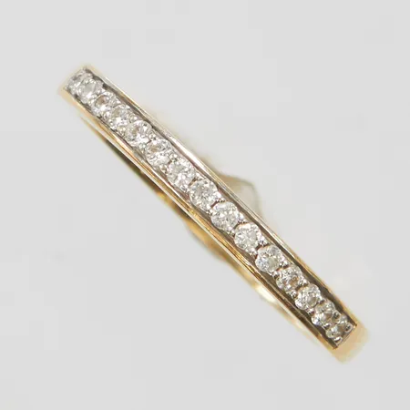 Allianring med 15 diamanter, 15 x ca 0,015ct, stl:18, bredd 2,5mm, GHA, 18K, Vikt 3,8g.