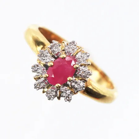 Ring med rubin och diamanter på 0,05ct enligt inskription,GHA,storlek ca 18 mm, bredd 2.5-11.3 mm,18k. Vikt: 4,5 g