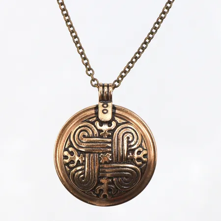 Hängsmycke Kalevala Koru,längd ca 60 cm,hängets diameter 28 mm,brons.