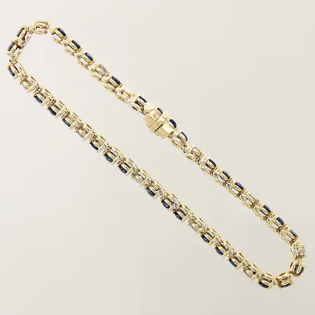 Armband med blå stenar samt diamanter 10 x ca 0,10ct längd 19cm bredd 3,5mm, en sten saknas, stenar med slitage, buckligt lås, 18K  Vikt: 12,8 g