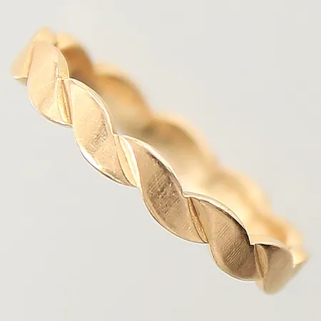 Ring med dekor stl:17½ bredd 2,5mm gravyr 18K Vikt: 2,5 g
