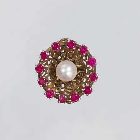 Ring med röda/rosa stenar samt odlad pärla stl:17¾ bredd 3-19mm 18K Vikt: 5,1 g