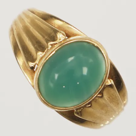 Ring med krysopras stl:16¾, bredd 10,5mm, 18K  Vikt: 2,2 g