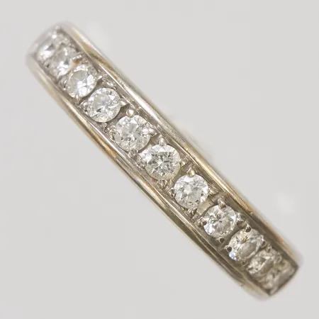 Alliansring med 11 diamanter stl:16, 0,35ctv enligt gravyr, bredd 3-4mm, vitguld, delvis synlig personlig gravyr, 18K, Vikt: 4,4g Vikt: 4,4 g