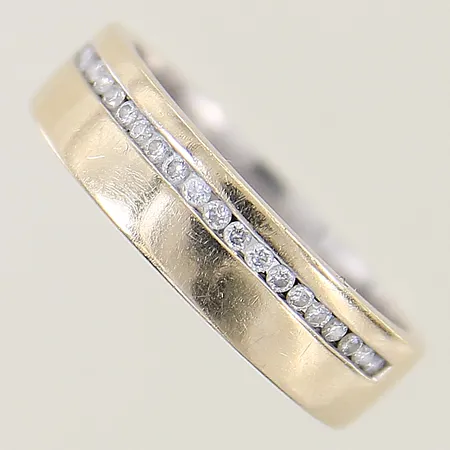 Ring Guldfynd med diamanter 21x 0,01ct stl: 17¼ bredd 5mm, behov av omrodinering 18K  Vikt: 4,8 g