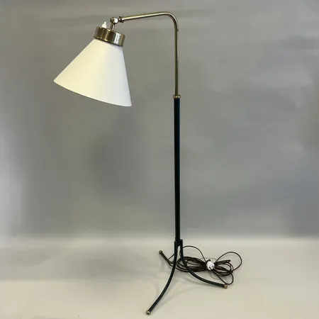 Golvlampa, modell 1842, Formgiven av Josef Frank för Firma Svenskt Svenskt tenn, mässing och gönlackerad stomme, höj och sänkbar, med grön skärm, slitage, repor, ojordad kontakt, ej funktionstestad Specialfrakt, kontakta pantbankskontoret för mer information.