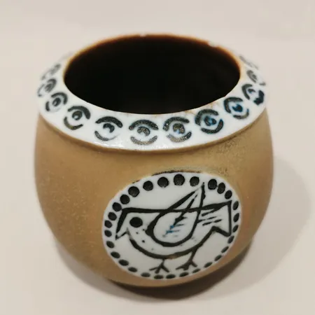 Vas Thalia Lisa Larson för Gustavsberg, höjd 6,5cm, Ø7,5mm, stämpelmärkt, mindre nagg på insida kant 