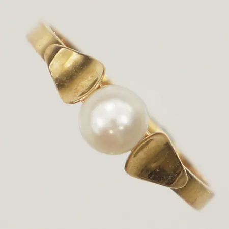 Ring med pärla stl:16¼, bredd 5mm, 18K  Vikt: 1,4 g