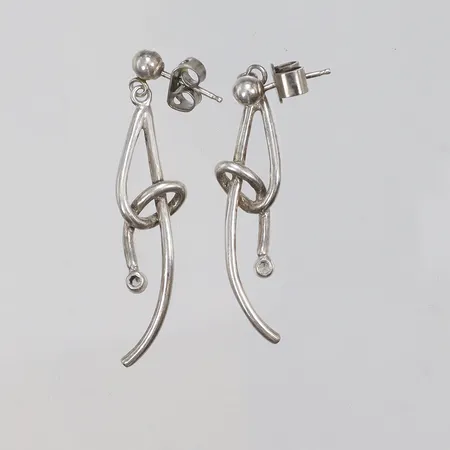 Ett par Örhängen med vita stenar 9x40mm ostämplat silver  Vikt: 3,8 g