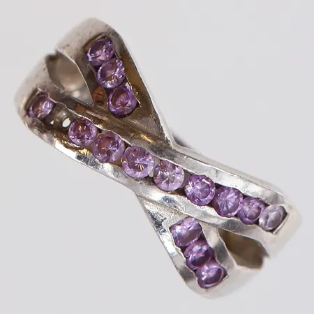 Ring lila stenar stl:18, bredd 3-9,5mm, en sten saknas, 925/1000 silver Vikt: 4,6 g