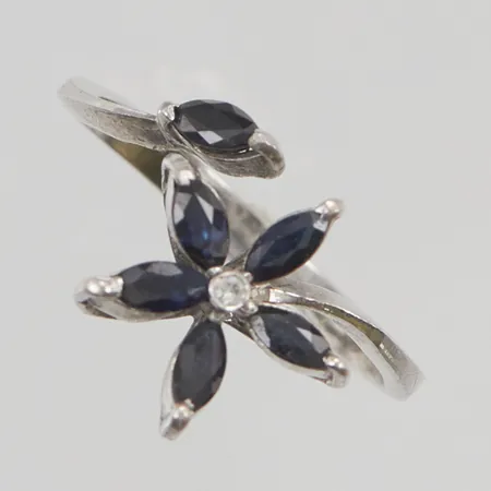 Ring stl:17¼ bredd 13mm vit samt blå stenar 925/1000 Silver 2,6g.