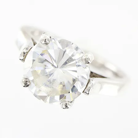 Ring med vit sten stl:16¾ bredd 2-10mm, silver 925/1000 Vikt: 5,3 g