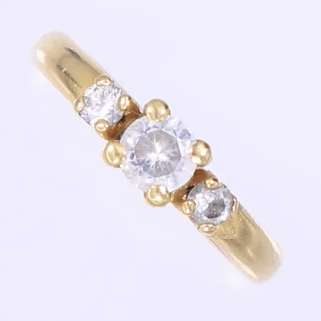 Ring med vita stenar stl:18½ bredd 3-5mm 18K Bruttovikt: 1,2g Vikt: 1,2 g