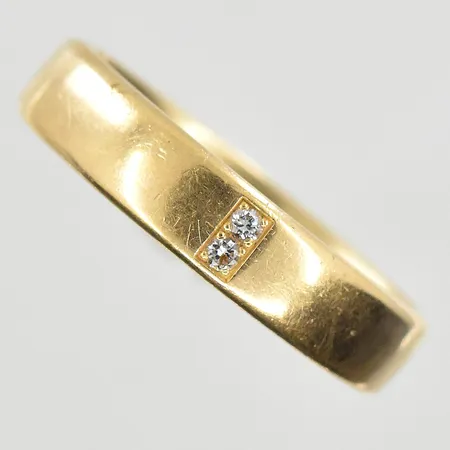 Ring med diamanter 2x0,02ct stl:20¾, bredd 5mm, gravyr, 18K. Vikt: 6,9 g