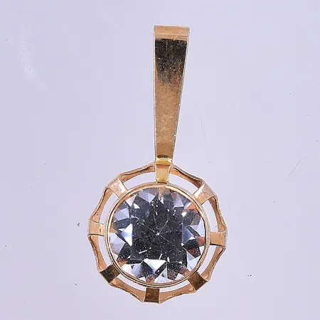 Hänge med vit sten längd 22 mm, bredd 11 mm 18K. Vikt: 1,3 g