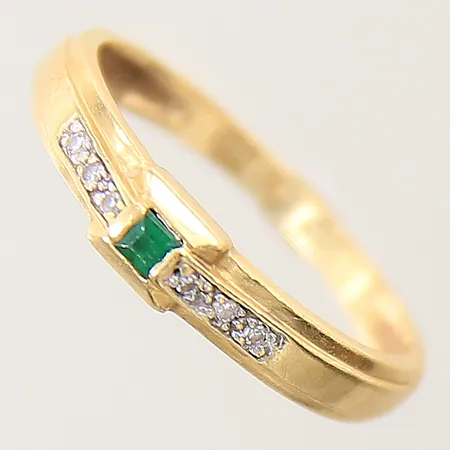 Ring med smaragd samt 8/8-slipade diamanter 6 x ca 0,01ct GHA stl:17 bredd 1,8-4mm 18K Vikt: 2,2 g