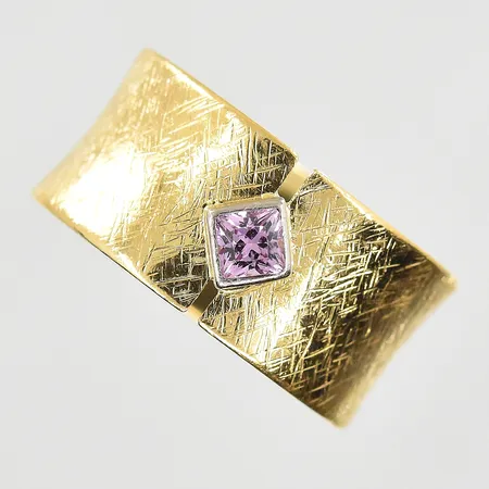 Ring med rosa sten stl:18½, bredd 10mm, gravyr, 18K. Vikt: 5,1 g