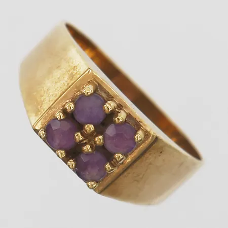 Klackring med ametister, stl: 17½, bredd: 4 - 8 mm, 18K guld. Vikt: 4,5 g