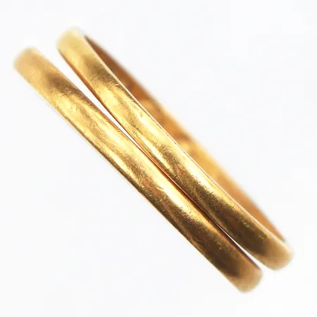 Ringar 2 st släta med gravyrer,storlek ca 20 mm,23k. Vikt: 6,3 g